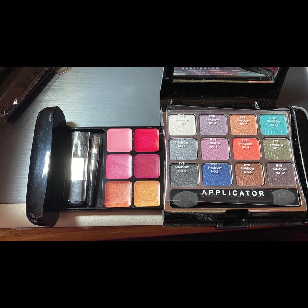 Make up Kit - Picture 3 of 3